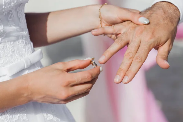 Sposi Sposi Scambiano Fedi Nuziali Vicino Durante Simbolici Matrimoni Decorazione — Foto Stock