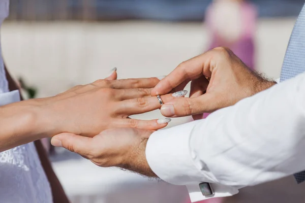 Noiva Noivo Trocando Alianças Casamento Fechar Durante Decoração Náutica Simbólica — Fotografia de Stock