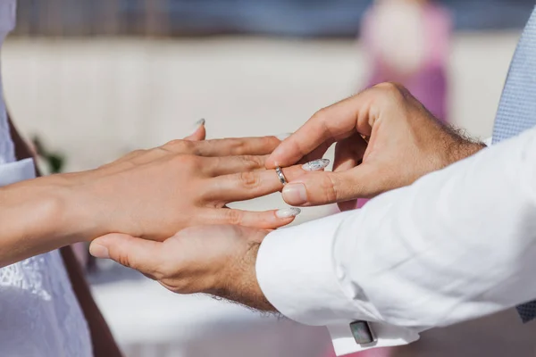 Mariée Marié Échangeant Des Alliances Près Pendant Symbolique Décor Nautique — Photo