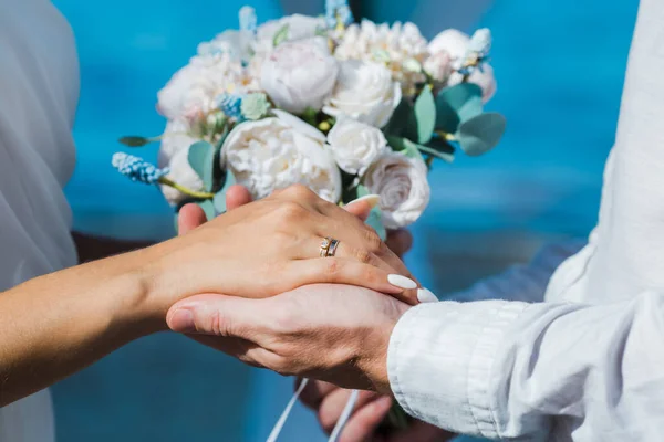 Brud Och Brudgummen Byter Vigselringar Närbild Symbolisk Maritim Inredning Destination — Stockfoto