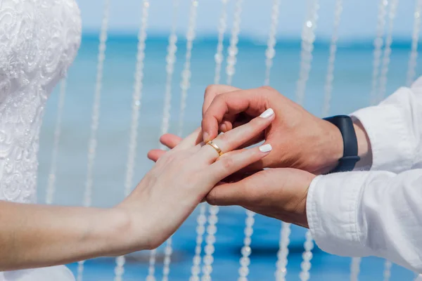 Menyasszony Vőlegény Csere Jegygyűrűk Közel Alatt Szimbolikus Tengeri Dekoráció Rendeltetési — Stock Fotó