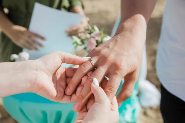 多明尼加共和国蓬塔卡纳市 新郎和新娘在沙滩上举行的象征性的航海装饰婚礼上交换结婚戒指 — 图库照片