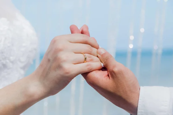 Brud Och Brudgummen Byter Vigselringar Närbild Symbolisk Maritim Inredning Destination — Stockfoto