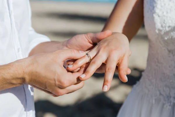 Sposi Sposi Scambiano Fedi Nuziali Vicino Durante Simbolici Matrimoni Decorazione — Foto Stock