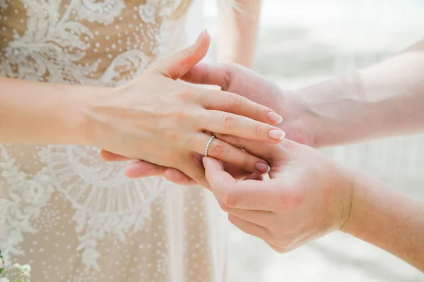 Noiva Noivo Trocando Alianças Casamento Fechar Durante Decoração Náutica Simbólica — Fotografia de Stock