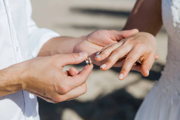 Sposi Sposi Scambiano Fedi Nuziali Vicino Durante Simbolici Matrimoni Decorazione — Foto Stock