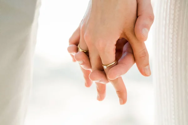 多明尼加共和国蓬塔卡纳市 新郎和新娘在沙滩上举行的象征性的航海装饰婚礼上交换结婚戒指 — 图库照片