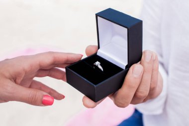 Romantik evlilik teklifi için nişan yüzüğü. Bir adam evlenme teklif ettiğinde ve nişan yüzüğünü kutuda tuttuğunda. 