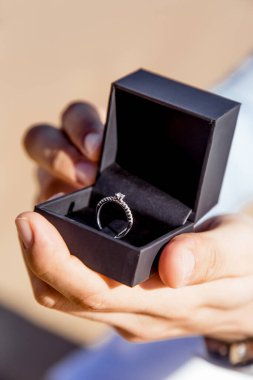 Romantik evlilik teklifi için nişan yüzüğü. Bir adam evlenme teklif ettiğinde ve nişan yüzüğünü kutuda tuttuğunda. 