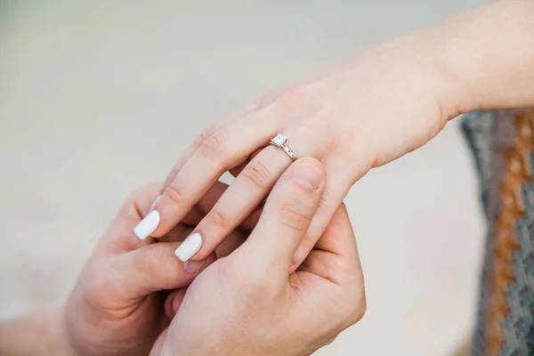 Romantik Evlilik Teklifi Için Nişan Yüzüğü Bir Adam Evlenme Teklif — Stok fotoğraf