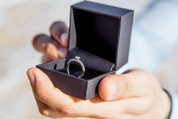 Verlovingsring Voor Romantisch Huwelijksaanzoek Voor Buitenshuis Wanneer Man Een Verlovingsring — Stockfoto