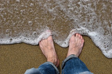 Kumda çıplak ayaklar