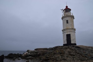 Japonya Denizi kıyılarında yalnız deniz feneri
