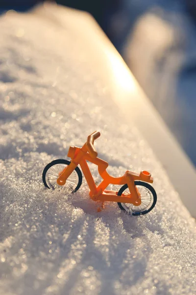 Bicicleta de brinquedo na neve — Fotografia de Stock