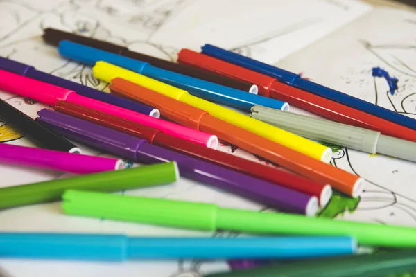 Aulas de desenho com canetas coloridas de feltro — Fotografia de Stock