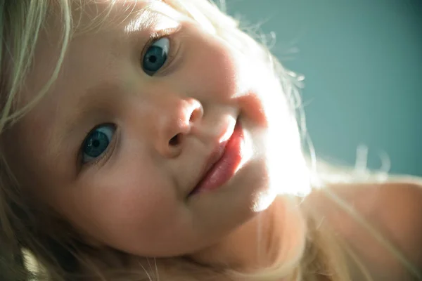 Malá blondýnka s modrýma očima — Stock fotografie