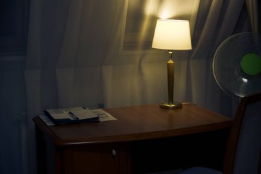 Bir gece lambası ışığında Masaüstü