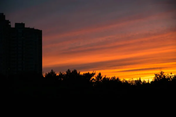 Pôr do sol vermelho sobre a cidade — Fotografia de Stock