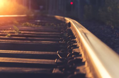 Demiryolu gün batımı gün ışığında