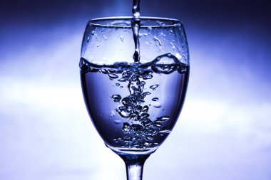 Şarap bardağa doldurulur.