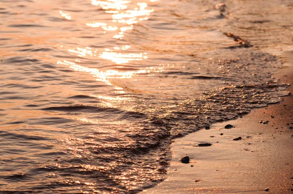 Asya Nehri'nin kıyı dalgalar