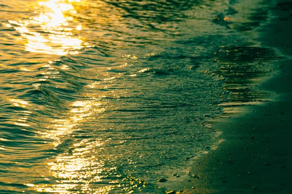 アジアの川の沿岸の波浪 — ストック写真