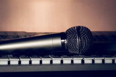 Vokal mikrofon piyano tuşları