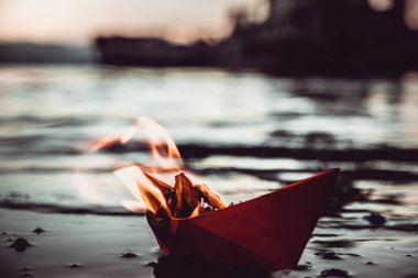 Kırmızı kağıt tekne yanıyor