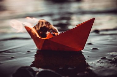 Kırmızı kağıt tekne yanıyor