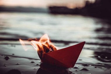 Kırmızı kağıt tekne yanıyor