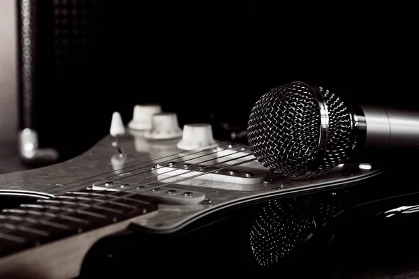 Vocal microphone and electric guitar — Stock Photo, Image