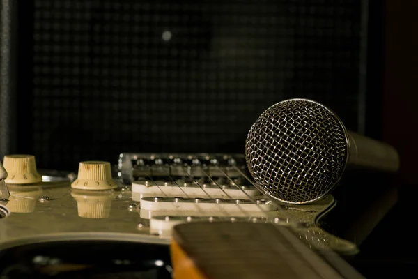 Vocal microphone and electric guitar — Stock Photo, Image