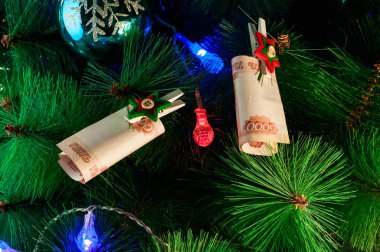 Noel süslemeleri ve Noel ağacı üzerinde para