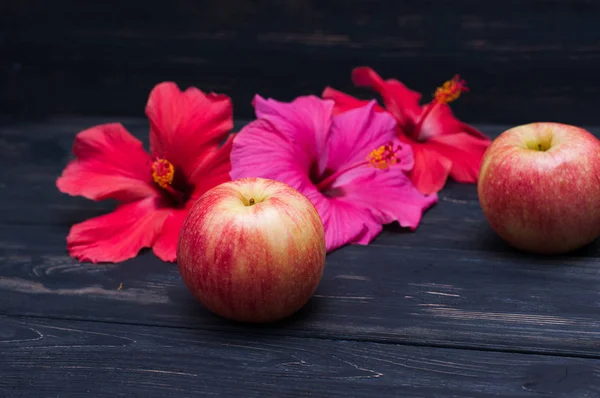 Apples Hibiscus Flowers Black Background — Stock Photo, Image