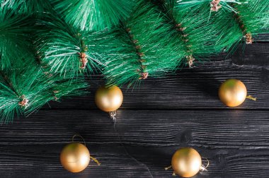 Noel ağacının altında yılbaşı oyuncakları