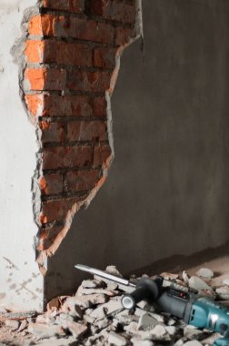 İnşaat aracı ve kırık tuğla duvar
