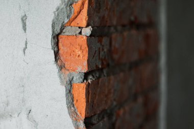 bir tuğla duvar kırık sıva