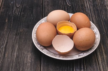 tavuk plakalı beyaz tahtalar üzerinde yumurta