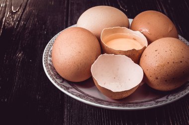 tavuk plakalı beyaz tahtalar üzerinde yumurta