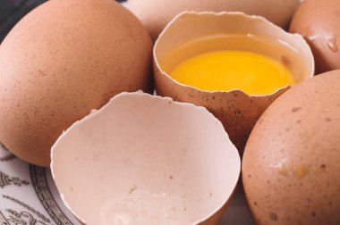 tavuk plakalı beyaz tahtalar üzerinde yumurta