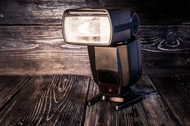 siyah bir arka plan üzerinde harici flaş speedlit