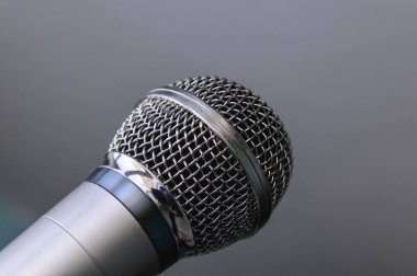 mavi bir arka plan üzerinde Vokal mikrofon
