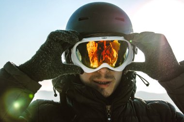 kayakçı ile gözlük ve kask