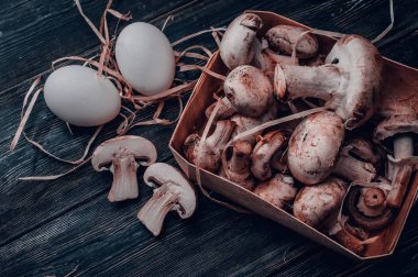 Taze mantar bir sepet ve tavuk yumurta