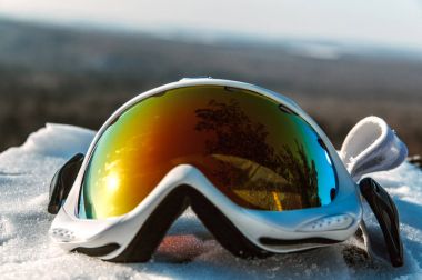 sarı kar maskesi karda