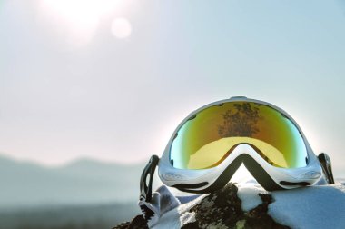 sarı kar gözlükleri ve dağlarda snowboarder