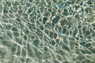 havuz arka planda su yüzeyi