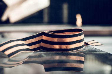 Eternal flame yakınındaki zafer gün 1945 onuruna St. George şerit