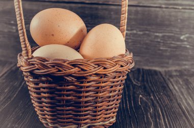 bir sepet içinde tavuk yumurta