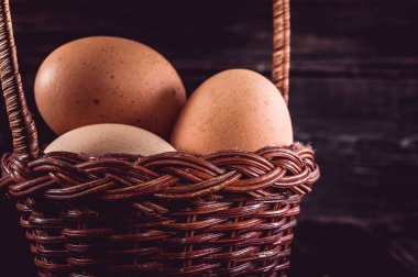 bir sepet içinde tavuk yumurta